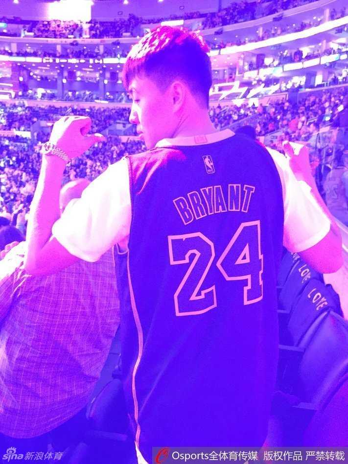 再见科比,再见青春:曾令旭的斯台普斯朝圣之旅 步入球馆内部,曾令旭难掩内心的激动,他俯身在现场的电子留言板上郑重签名,仿佛要把这份对中国球迷的承诺和对科比的敬意,永远定格在斯台普斯的记忆中。