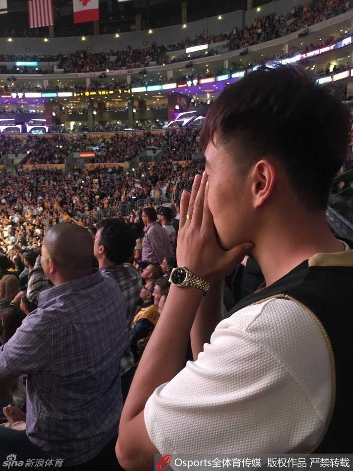 再见科比,再见青春:曾令旭的斯台普斯朝圣之旅 离开球场前的最后回眸,曾令旭站在球员通道附近,用手机拍下空荡荡的球场。那束追光似乎还停留在场上,他久久凝视,在心中默默道别:再见了,我的偶像;再见了,我热泪盈眶的青春。