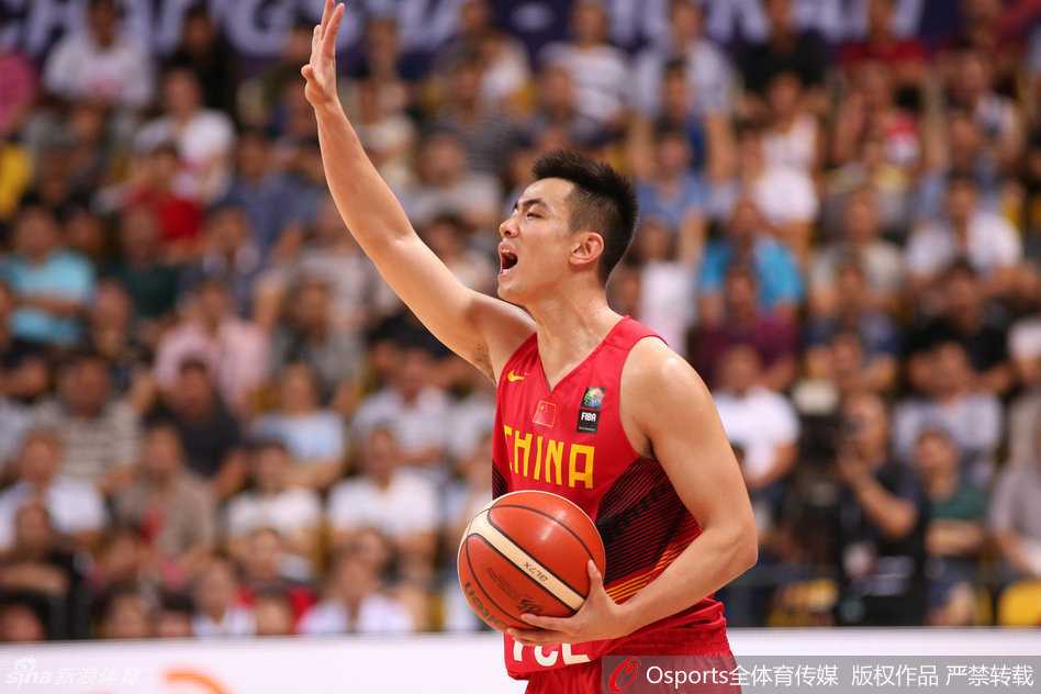 少年时期的赵继伟身披国青队战袍，眼神坚定地持球进攻，篮下是虎视眈眈的防守者，这张照片记录了他从辽宁海城走向全国舞台的起点。