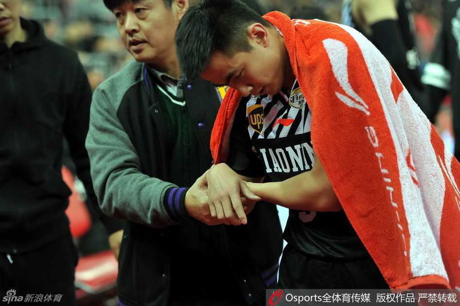 身披国家队红色战袍的赵继伟在场上专注地指挥着队友跑位，他的手指向进攻方向，此刻的他就是球场上的将军，正带领中国男篮向着胜利前进。