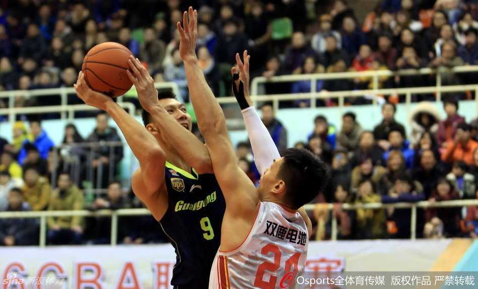军粤战寒夜燃情:韩硕伤退许钟豪硬扛阿联,喵星人抢戏雅戈尔 广东宏远核心易建联在八一分卫曹岩的紧逼防守下,依然神色坚毅地运球推进,眼神中透露出对胜利的极度渴望。