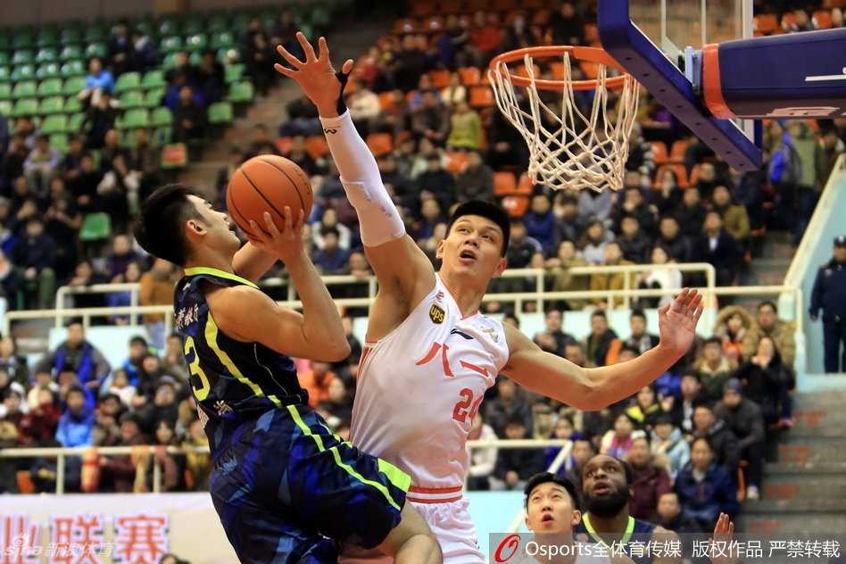 军粤战寒夜燃情:韩硕伤退许钟豪硬扛阿联,喵星人抢戏雅戈尔 八一队主教练阿的江在场边神情严峻地给队员们布置战术,身后的比分牌显示着差距,他的眼神中既有对弟子的心疼也有对胜利的不甘。