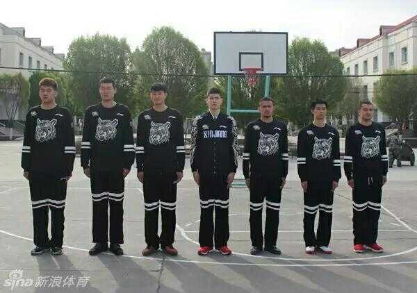 宿舍里，西热力江正全神贯注地整理内务，他双手用力压实棉被，目光如炬，正努力将松软的军被塑造成标准的“豆腐块”。这方寸之间的打磨，展现了他将球场上的严谨作风带入生活每一处细节的态度。