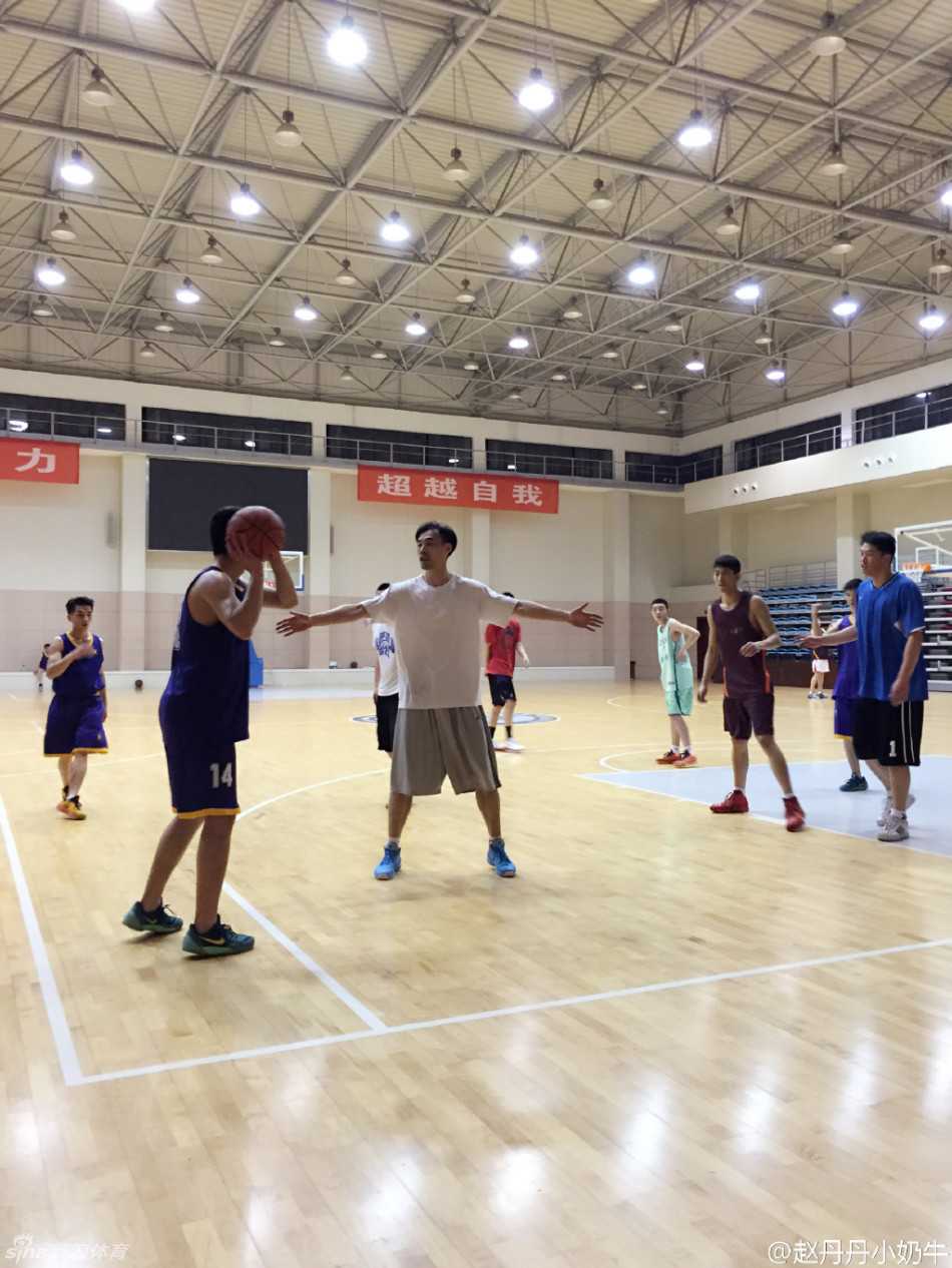 训练间隙，孟达蹲在场边与坐在婴儿车里的女儿互动，他神情专注地逗弄着孩子，小家伙则兴奋地手舞足蹈，仿佛在为爸爸的每一个动作喝彩。