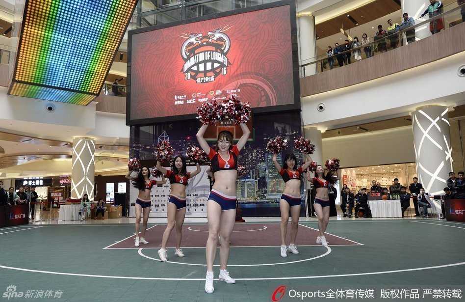 孟达与张春军在场边轻松击掌，兄弟间的默契不言而喻，这正是四川男篮当年团结一心的缩影。