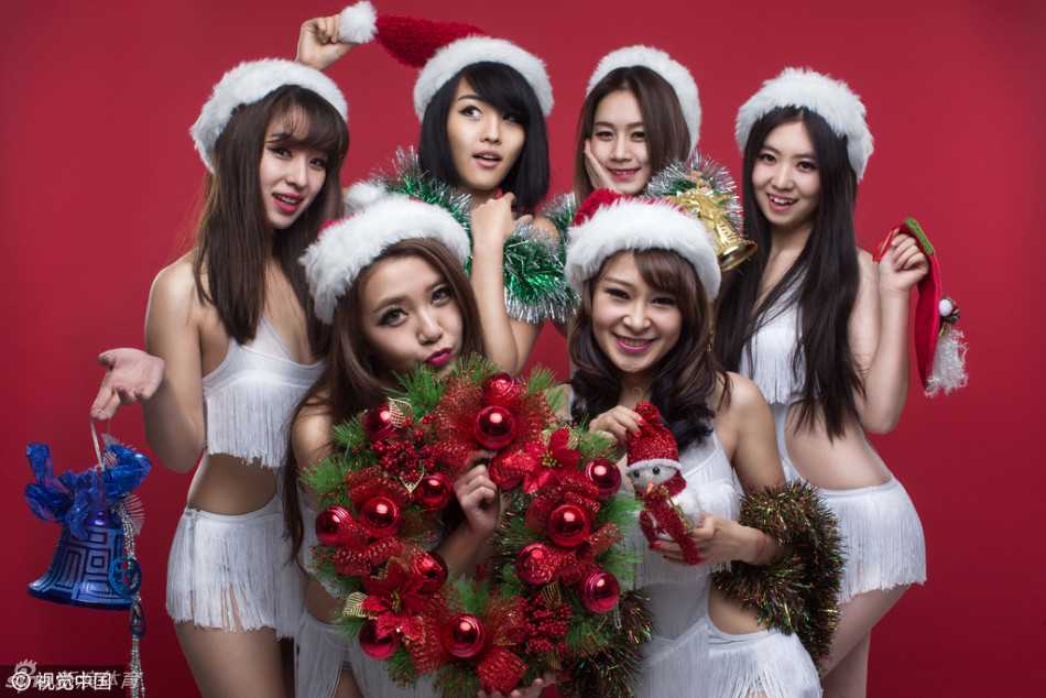 冬日童话:啦啦宝贝与花样滑雪的圣诞狂欢 啦啦宝贝身着红白相间的短裙,在雪地里腾空跃起,马尾辫随着动感舞姿飞扬,笑容比冬日的阳光还要灿烂。