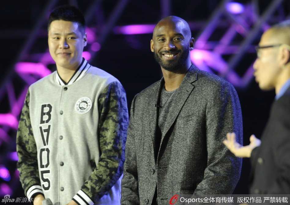 科比心情大好，他弯下腰与充满活力的小球员轻松击掌，传递着对下一代篮球少年的鼓励与期待。