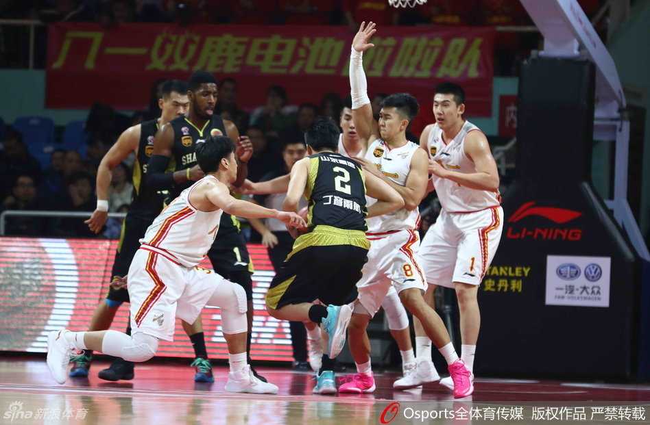 冬至大战烽烟起 群雄逐鹿逞英豪 广厦悍将霸气劈扣震惊四座,篮筐在颤抖