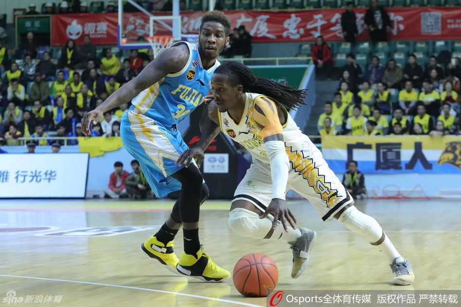 冬至大战烽烟起 群雄逐鹿逞英豪 内线巨塔背身强打,以一敌三霸气外露