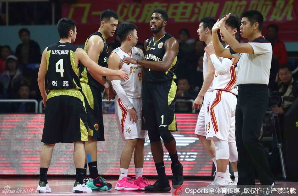 冬至大战烽烟起 群雄逐鹿逞英豪 队友妙传穿越防线,内线接球瞬间引爆禁区混战