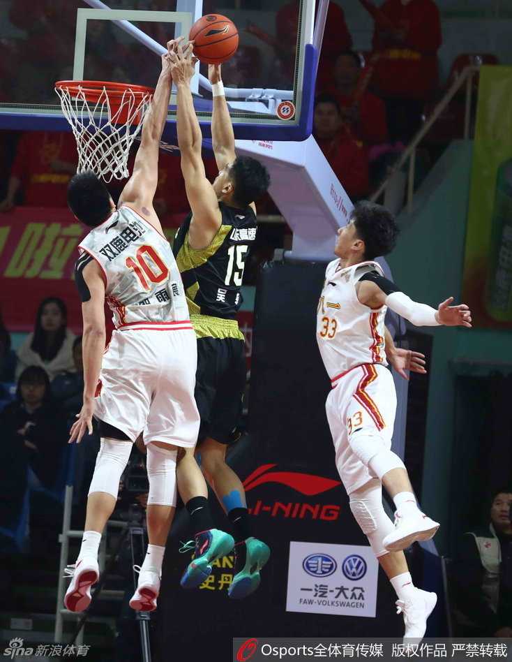 冬至大战烽烟起 群雄逐鹿逞英豪 八一悍将与山东硬汉内线缠斗,肌肉碰撞溅火星