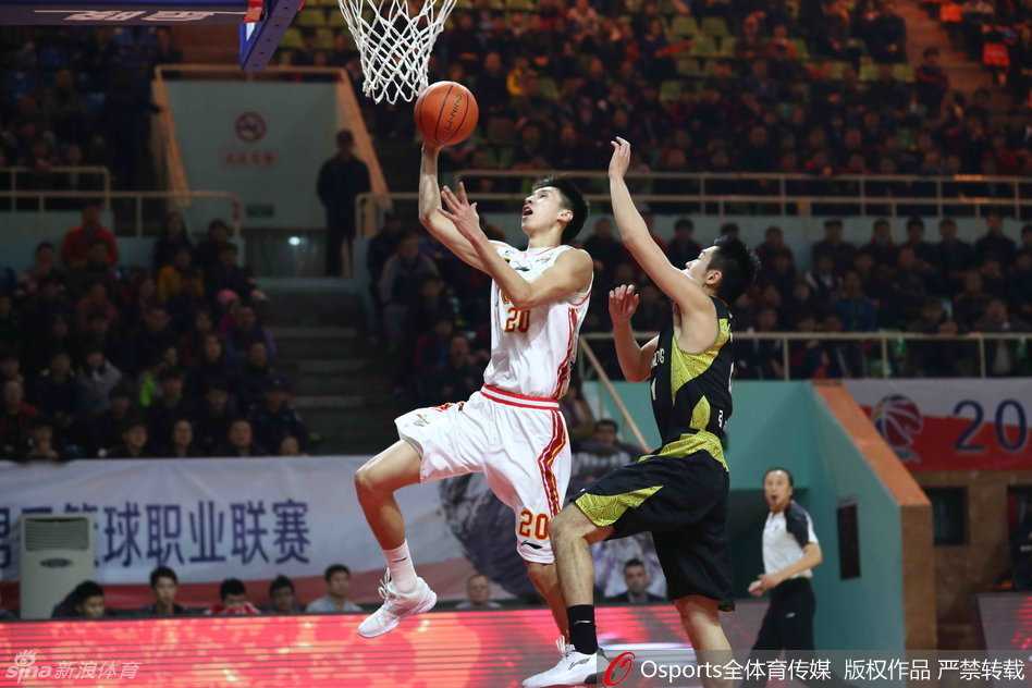 冬至大战烽烟起 群雄逐鹿逞英豪 外线指挥官精准抛射,篮球划出彩虹直坠网心