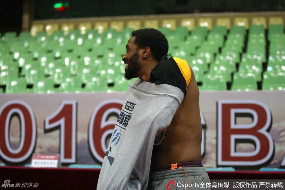 决战前的“耍宝”时刻:四川金强总决赛第三场备战纪实 平时在赛场上严肃认真的哈达迪,在训练课上露出了调皮的一面,他正偷偷对着正在接受采访的队友做鬼脸,逗乐了场边的摄影记者。