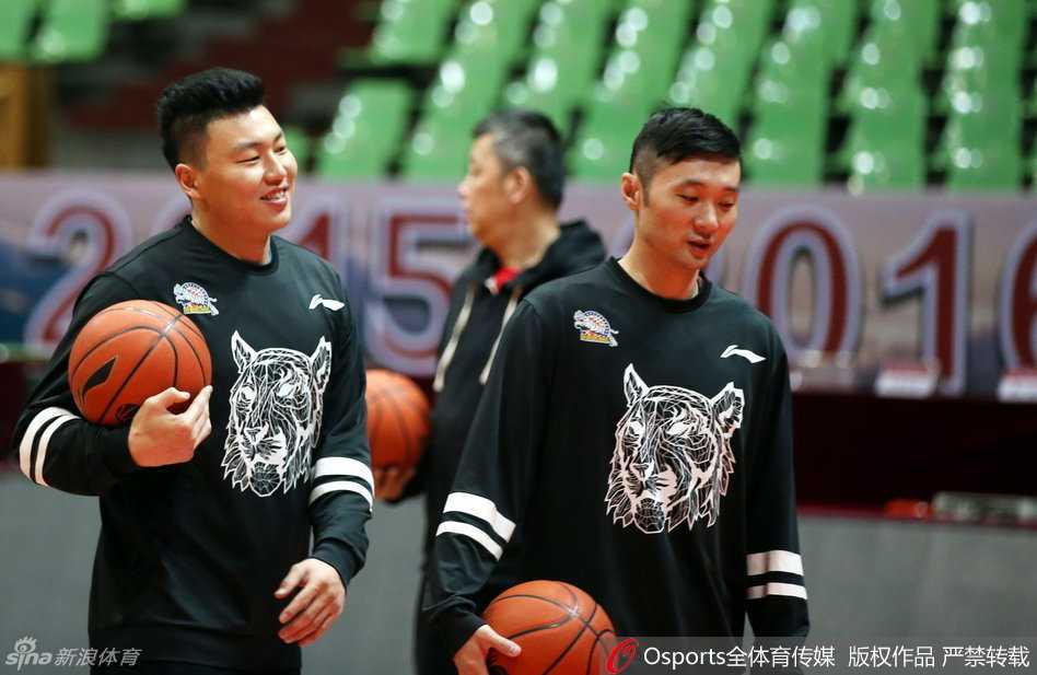 刘炜与李根在训练间隙坐在一起亲切交谈，交流着对即将到来的半决赛的看法。