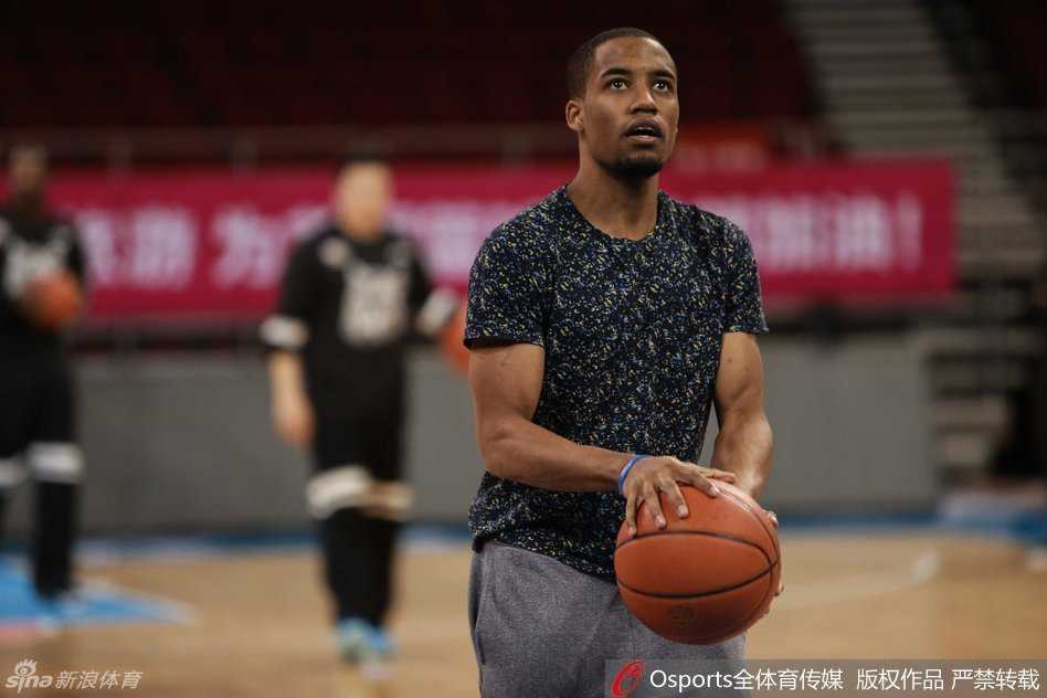 科顿正运球调整出手节奏，他的眼神聚焦篮筐。这位以速度见长的小外援有着极其鲜明的特点，既能在三分线外十步穿心，也能交出零助攻的奇葩数据。