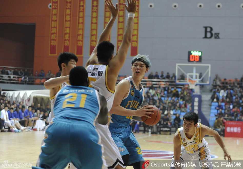 凤城季前赛烽火连天 王哲林内线苦战广厦多点开花 福建外援希克森在篮下遭遇广厦队员的强硬包夹,他咬紧牙关奋力对抗,身后的防守人让他显得颇为无奈,这次进攻机会稍纵即逝。