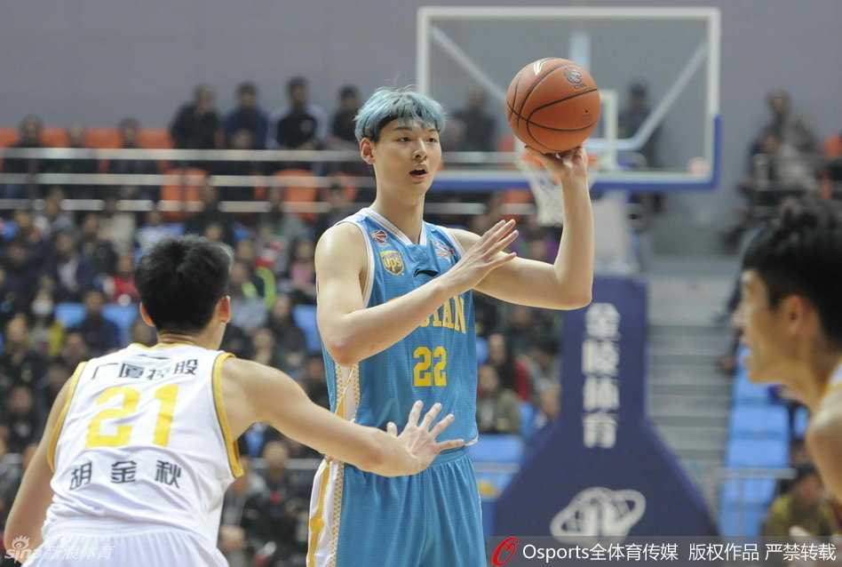 凤城季前赛烽火连天 王哲林内线苦战广厦多点开花 福建队当家球星王哲林在三分线外持球,他冷静地观察着队友的跑位,试图在广厦的严密防守下撕开一道防线。