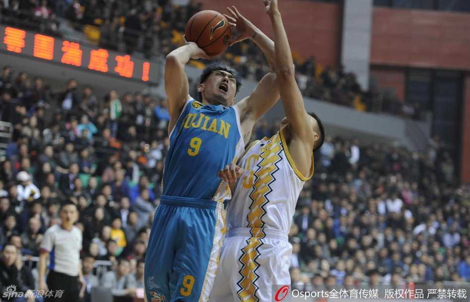 凤城季前赛烽火连天 王哲林内线苦战广厦多点开花 李春江趁着比赛死球机会,将队员召集到身边进行场边指导,他蹲在地上用手比划着战术,神情专注而严肃。