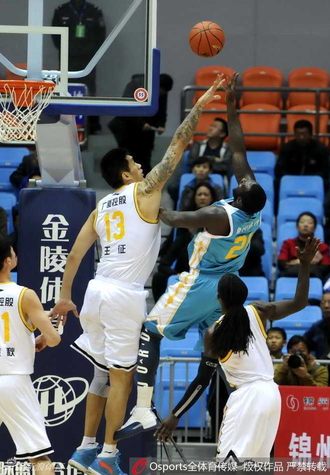 凤城季前赛烽火连天 王哲林内线苦战广厦多点开花 广厦核心林志杰运球快速推进,他经验丰富,眼神坚毅,正指挥着队友落位,试图撕开福建队的防线。
