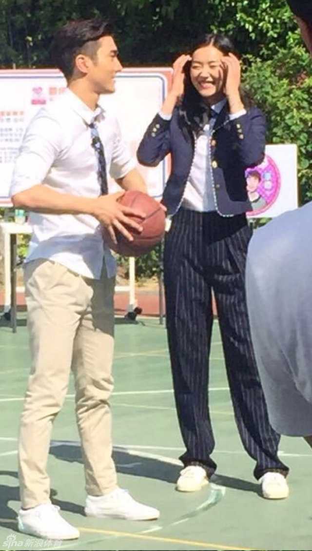 刘串疯上线:超模刘雯的篮球情缘与那些年石榴夫妇的甜蜜暴击 刘雯在私下拍摄的私房照中展现出随性自然的一面,简约的穿搭衬托出超模气质,笑容里满是温柔与自信