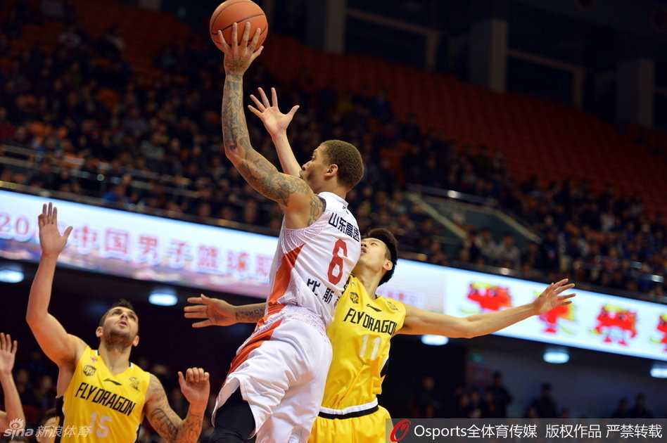 张兆旭在内线奋力要位，面对广厦多人包夹，他依然高举高打，试图利用身高优势完成强力单打。