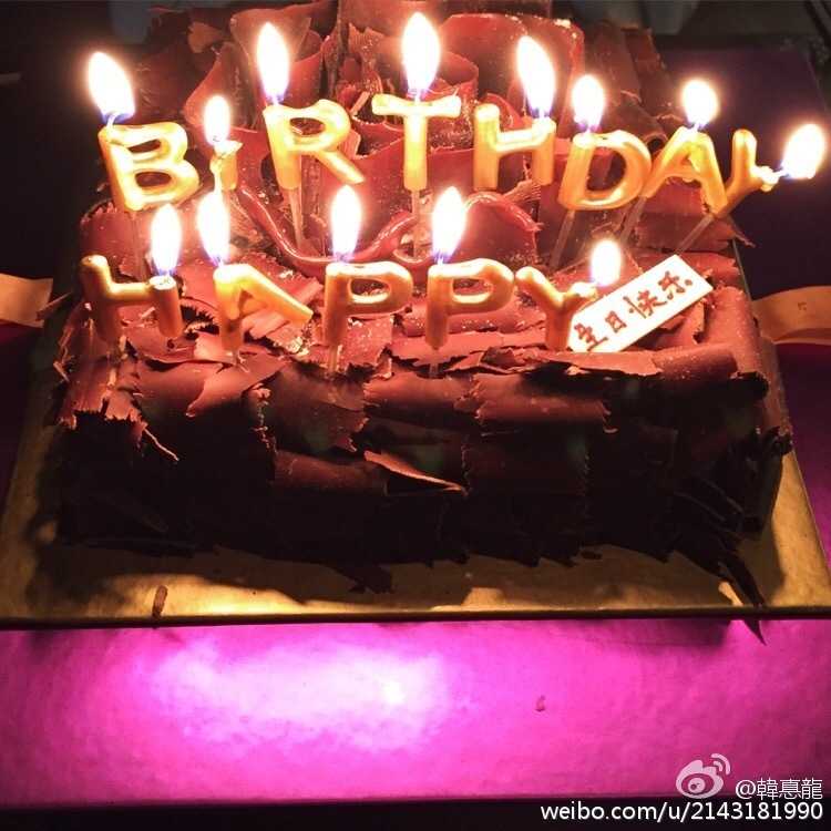刘晓宇生日特辑:从长春少年到CBA常青树的篮球之路 刘晓宇双手合十对着生日蛋糕许愿,脸上洋溢着幸福的笑容,现场的温馨气氛仿佛要溢出屏幕