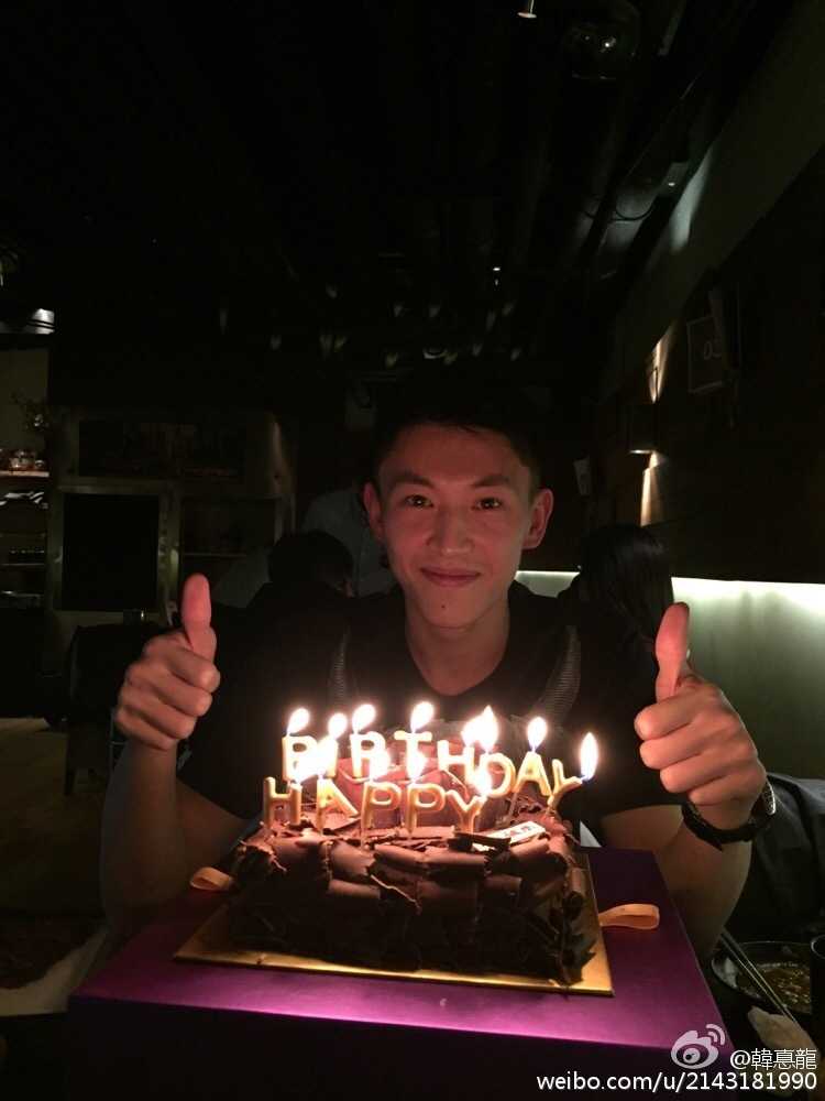 刘晓宇生日特辑:从长春少年到CBA常青树的篮球之路 精致的生日蛋糕上点缀着草莓和巧克力,蜡烛的光芒映照着温馨的庆生场景,寓意着对未来的美好期许