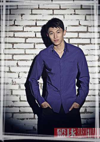 刘晓宇生日特辑:从长春少年到CBA常青树的篮球之路 身穿黑色休闲装的刘晓宇面对镜头露出温暖笑容,眉眼间尽显成熟男人的帅气与自信