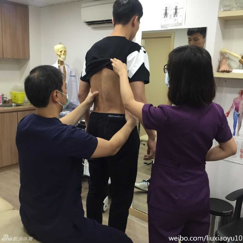 刘晓宇赴港“返厂维修”:腰伤下的坚韧与等待 在北京的训练馆里,为了加强核心力量,刘晓宇想出妙招:他将身体悬空架在两张椅子之间,腹部稳稳地顶着一整箱矿泉水,这是属于他的特殊康复训练。