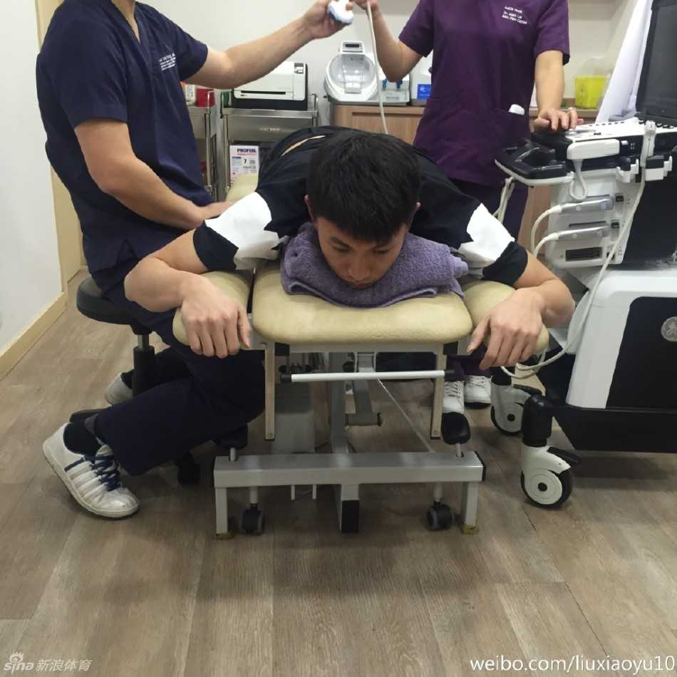 刘晓宇赴港“返厂维修”:腰伤下的坚韧与等待 在整洁的康复诊室内,中国男篮后卫刘晓宇正放松地趴在治疗床上,接受专业医师的腰部诊疗,脸上写满了对康复的渴望。