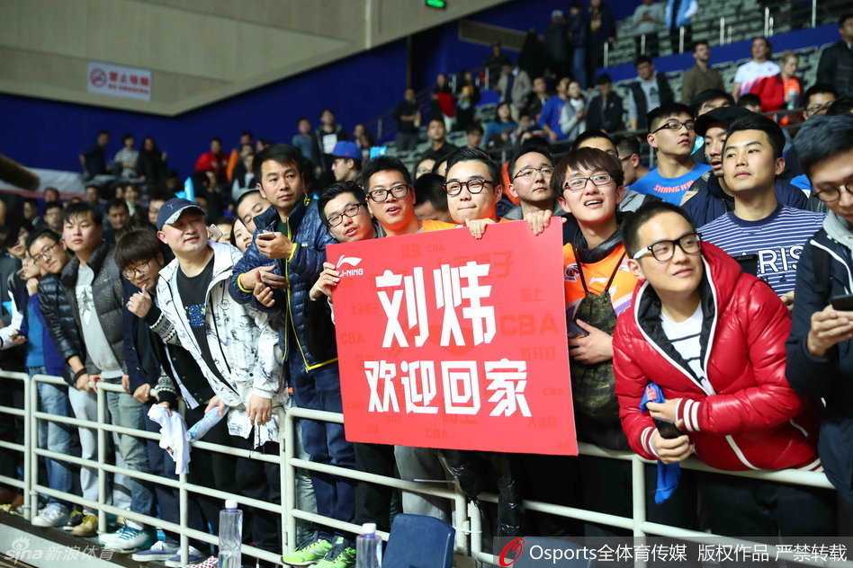 四川队外援约什·史密斯高高跃起，如一架俯冲的轰炸机般完成单手劈扣，他的身体在空中完全舒展，整个篮架都在他的力量下颤抖。