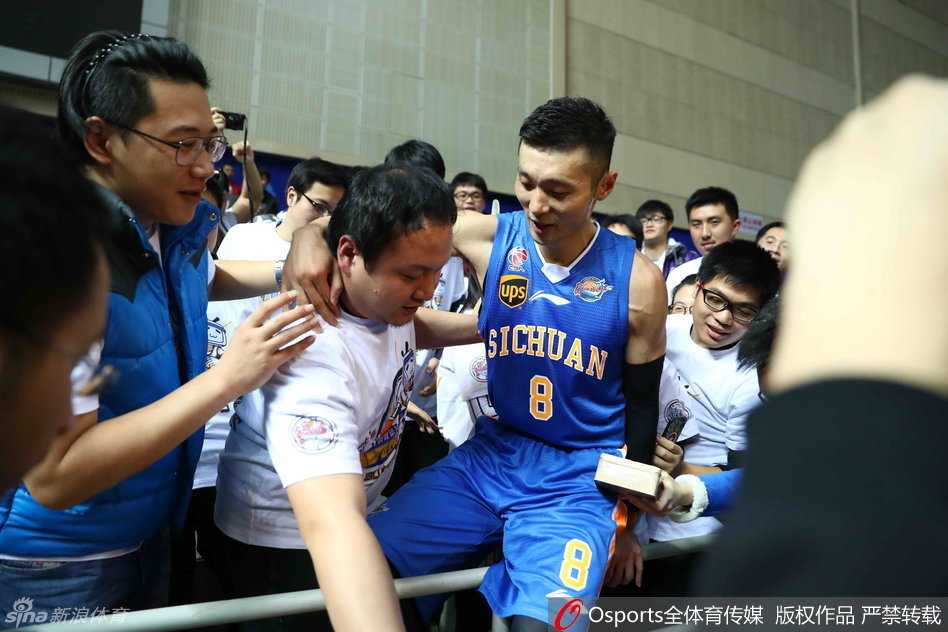 孟达在三分线外果断出手，篮球划过一道完美的弧线飞向篮筐，他的眼神紧紧跟随皮球，这一刻，整个球场都成为了他的背景板。