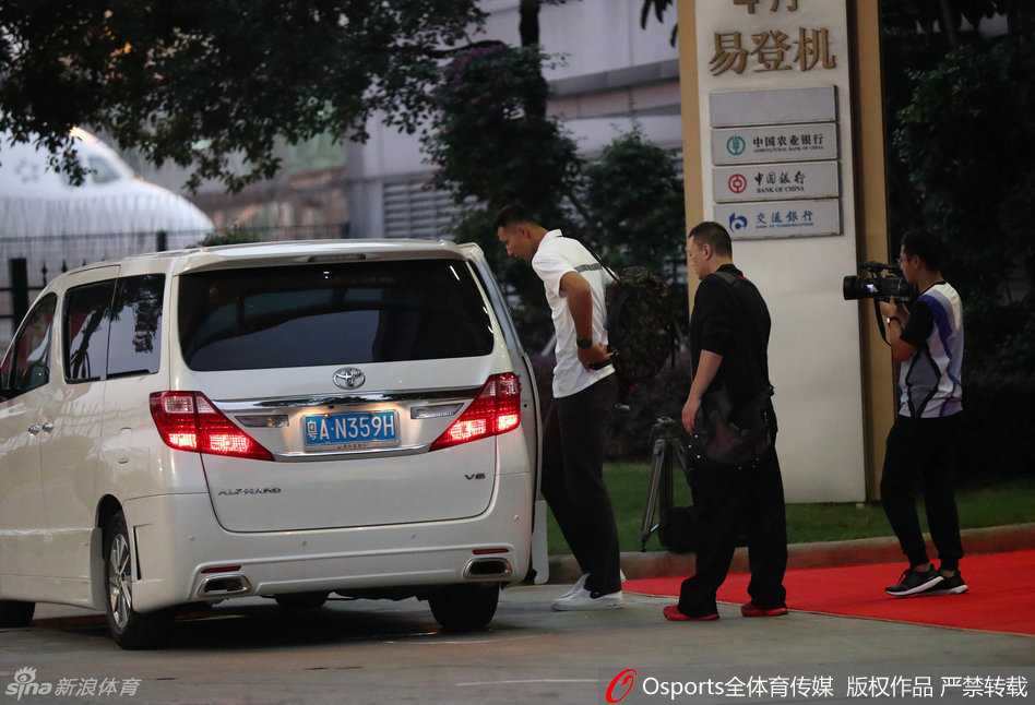 别样归途:阿联晨光中的背影与未完的篮球篇章 一辆黑色的商务车停在机场路边,阿联正准备拉开车门上车。他的背影宽阔而孤独,身后的行李已被安置妥当。这一次启程,目的地不再是洛杉矶的斯台普斯中心,而是熟悉的CBA赛场,是家乡的东莞篮球中心。