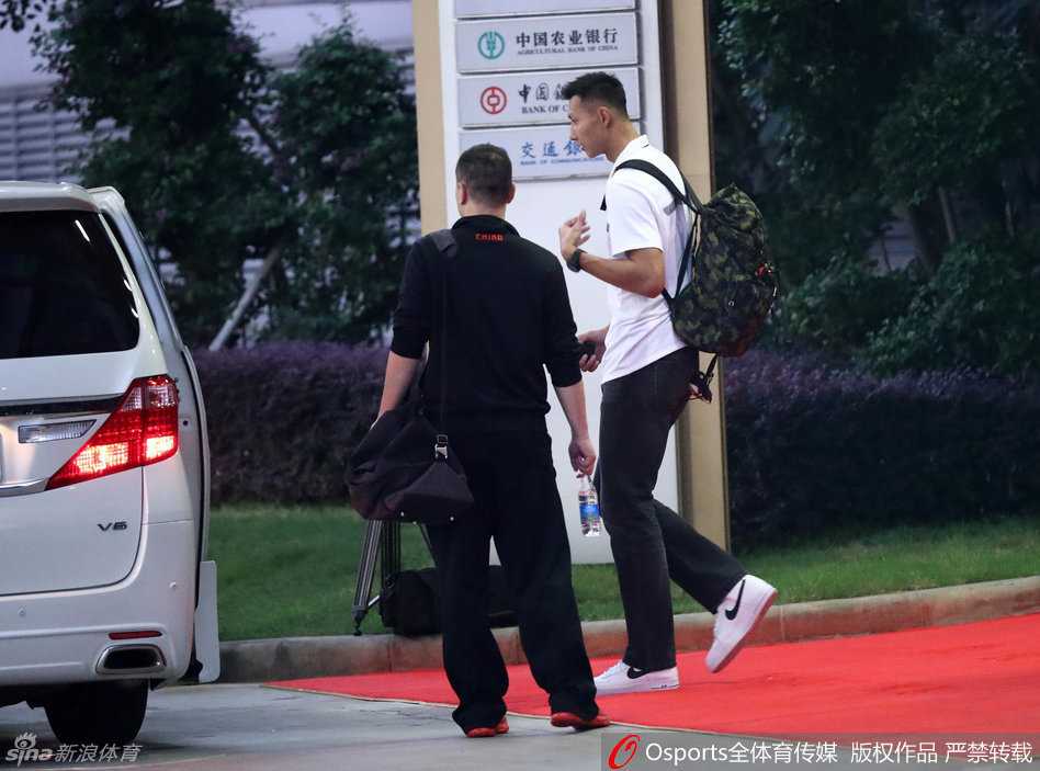 别样归途:阿联晨光中的背影与未完的篮球篇章 车子缓缓启动,透过贴着深色膜的车窗,隐约能看到阿联安静的侧脸。他将思绪收回车内,也收回了对未来的规划。车窗外的喧嚣世界被隔离,留给他的是一片需要重新征服的国内篮坛。