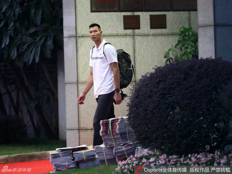 别样归途:阿联晨光中的背影与未完的篮球篇章 晨曦微露的广州机场,易建联身着洁白衬衫,肩背黑色行囊,独自推着行李车走出通道,神情平静而内敛,仿佛一位刚刚归来的旅人,将NBA的风尘轻轻留在身后。