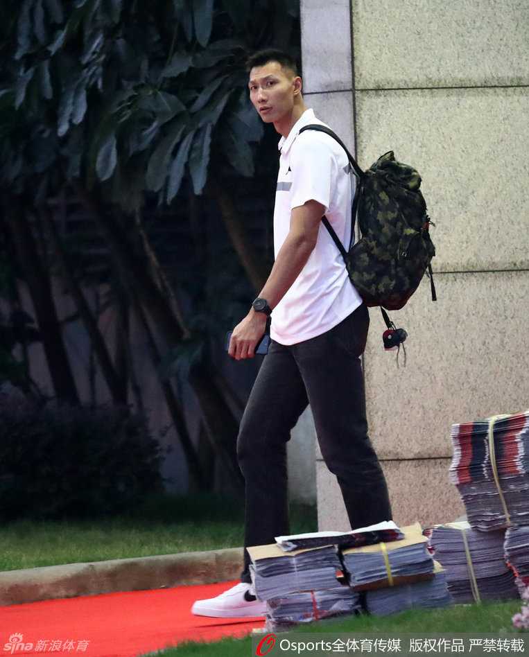 别样归途:阿联晨光中的背影与未完的篮球篇章 行李车上,除了硕大的行李箱,还有阿联随身背着的黑色双肩包。他低头审视着手机,似乎在向家人或朋友报平安,又或是在处理回归后繁杂的事务,细节中透露出他的谨慎与周到。