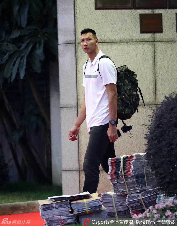 别样归途:阿联晨光中的背影与未完的篮球篇章 透过机场的玻璃幕墙,晨光为阿联的身影镀上一层金边。他双手扶着行李车,目光望向远方,身姿依旧挺拔,即便在归途的疲惫中,依然保持着运动员特有的坚韧与沉稳。