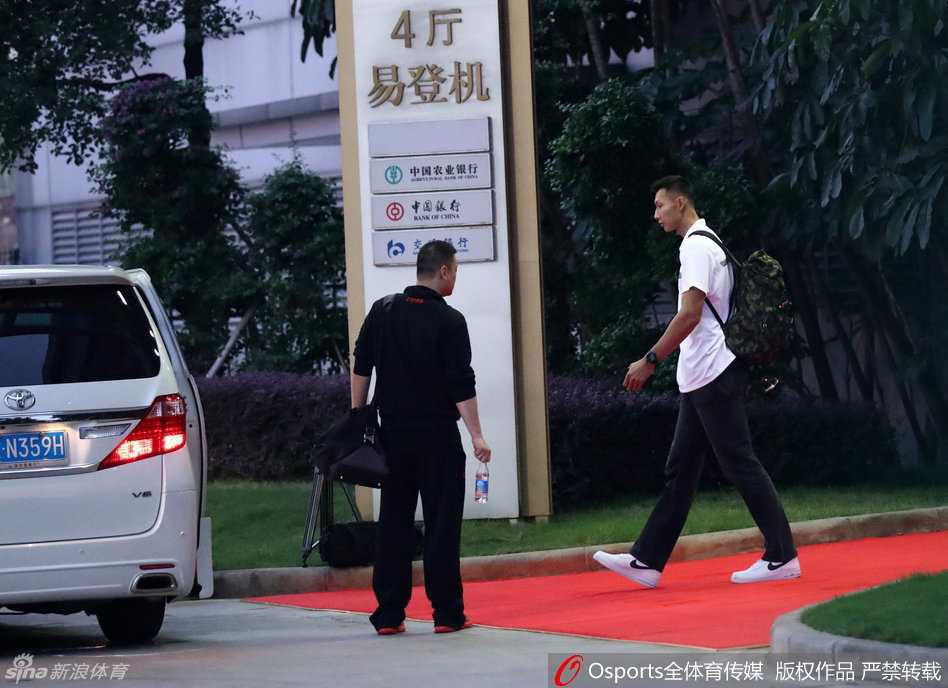 别样归途:阿联晨光中的背影与未完的篮球篇章 在机场到达大厅外,阿联正与司机一起搬运硕大的行李。他躬身用力,毫无巨星的架子,每一个动作都显得朴实而有力,仿佛将这段美国征程的收获与经验,一并装进了这个巨大的箱包中。