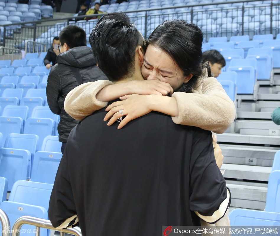 挺着孕肚的赵丹丹与孟达紧紧相拥，五个月的思念化作夺眶而出的热泪，丈夫的臂弯是她最安心的港湾。