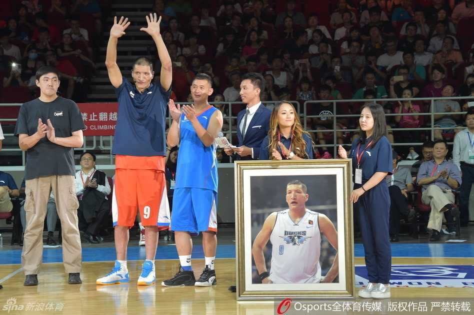 退役仪式上，巴特尔手持话筒动情致辞，说到动情处不禁掩面哽咽，身旁的家人与朋友眼含泪光，台下掌声雷动，向他致以最崇高的敬意。