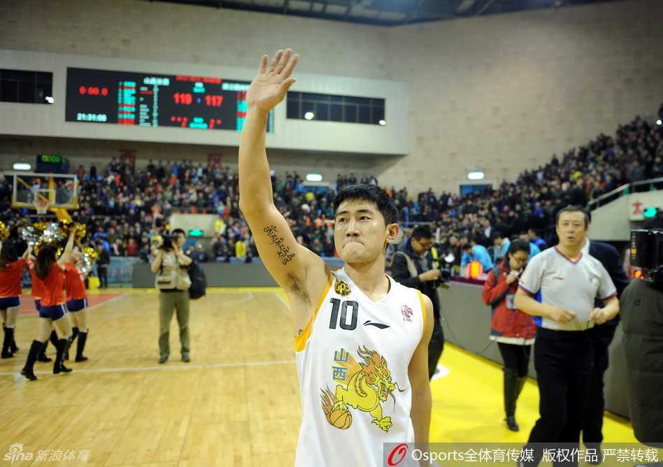吉林男篮主场，罗德·格里格尔泪洒赛场，他深情拥抱对手积臣，旁边是写着寄语的巨幅海报，这一刻胜负已无关紧要，唯有情谊永恒。
