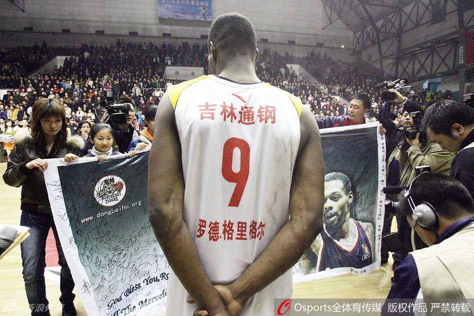 杜锋退役仪式众星云集，姚明、王治郅、巴特尔等中国篮坛巨星悉数到场，众人齐聚球场中央，用欢笑与合影为杜锋的球员生涯画上圆满句号。