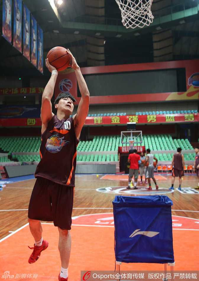 另一名球员正在进行运球推进训练，汗水浸透了他的球衣，但他的目光始终坚定地盯着前方，仿佛在运球穿越总决赛赛场上由辽宁队构成的层层防线。