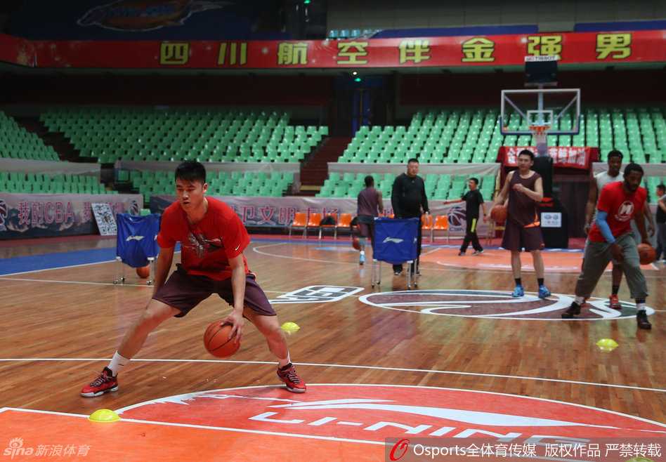 四川队其他球员正在进行高强度的战术配合训练，虽然哈达迪不在，但队员们没有丝毫松懈，每一次传球和跑位都一丝不苟，展现出团队篮球的深厚底蕴。