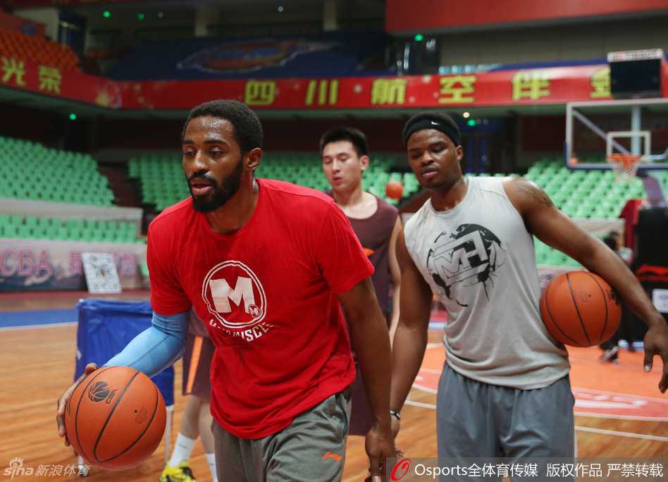 哈里斯紧接着完成一次漂亮的胯下运球，篮球在他胯下如穿花蝴蝶般来回跳动，这不仅是对球感的打磨，更是为了在总决赛的高压防守下撕开对手防线的预演。