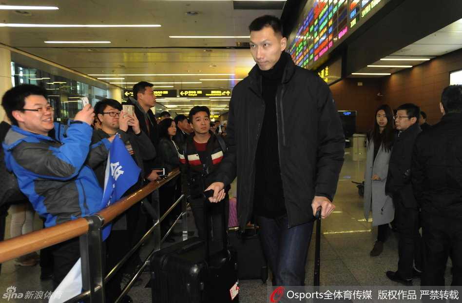 “帅气阿联”依旧是全场焦点，他戴着耳机，神情冷峻地推着行李，坚毅的目光仿佛已穿透眼前的通道，望向了即将到来的激战场面。