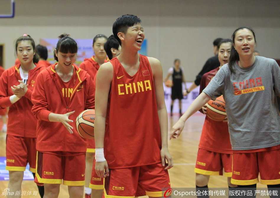 高颂在训练中出手投篮，姿势标准，作为球队的中生代力量，她正在打磨自己的投射技术。