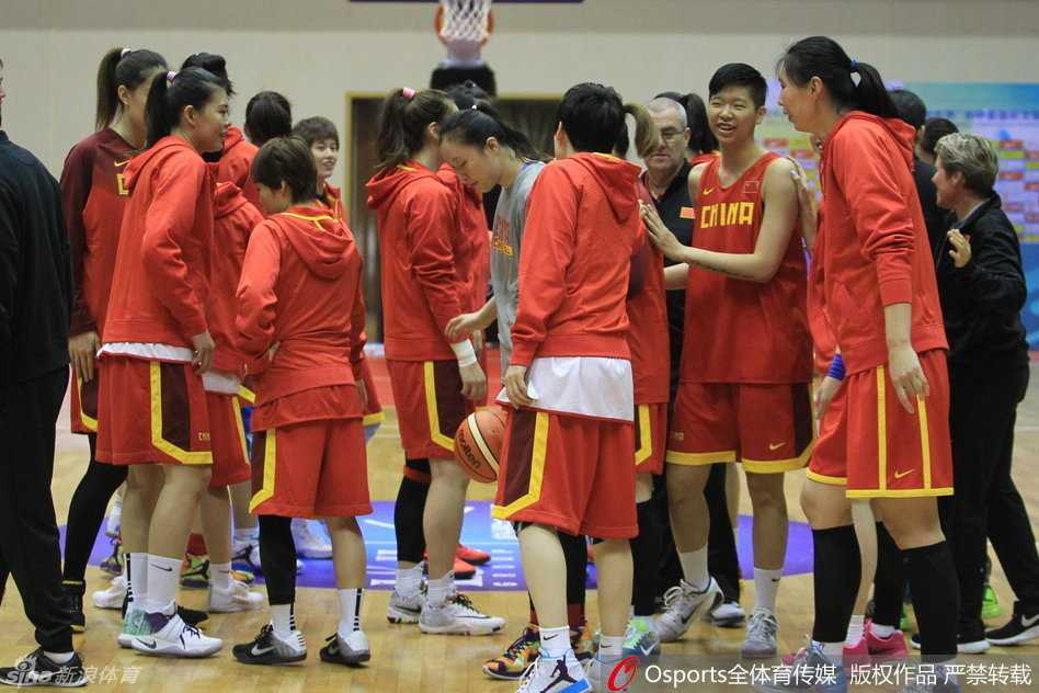 队长露雯在训练中全神贯注，眼神坚毅，每一个动作都透着领袖的沉稳与对胜利的渴望。