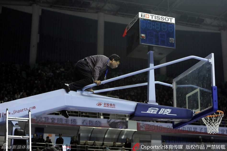 一个特写镜头精准地捕捉到了已经漆黑一片的计时器，它静静地悬在那里，仿佛在无言地诉说着刚刚遭遇的“重创”，成了韩德君神力最好的见证者。