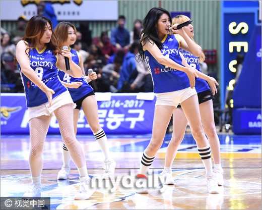 伴随着动感节奏，拉拉队员们在球场中央纵身跃起，马尾辫划出活力弧线，灿烂笑容与整齐划一的动作瞬间点燃全场热情。